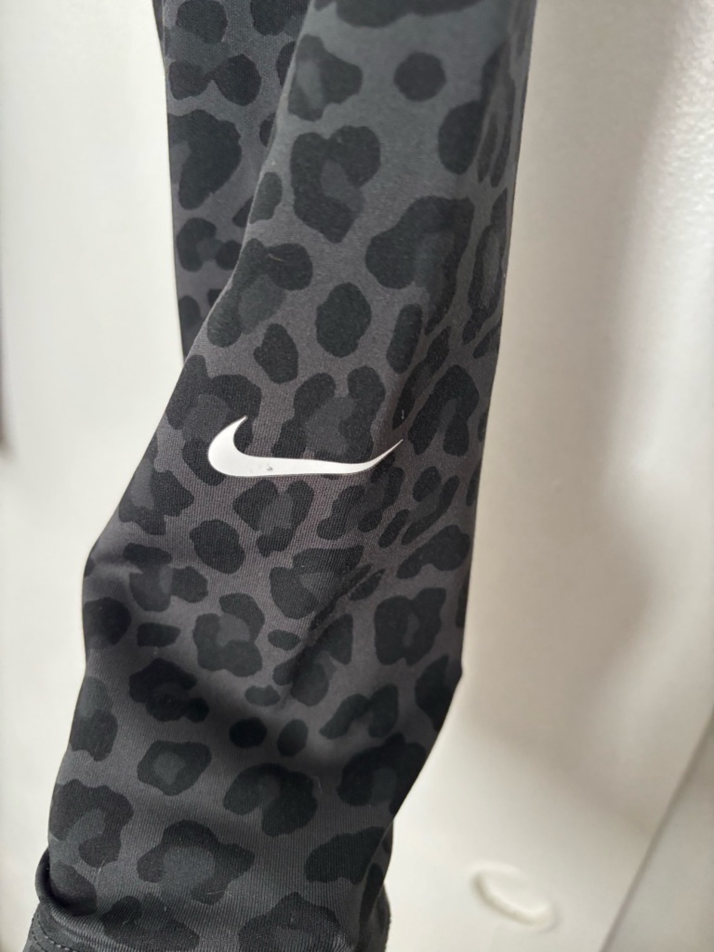 Nike Dri Fit Black & Charcoal Leopard Print Women’s Leggings Medium - Picture 2 of 7